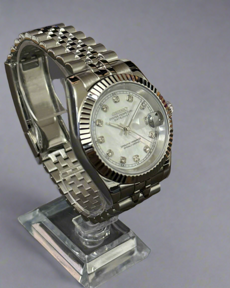 Seiko Mod Seikojust Cadran Alb din Sidef cu Diamante Automat | Safir | Bezel Cannelat Jubilee | NH35