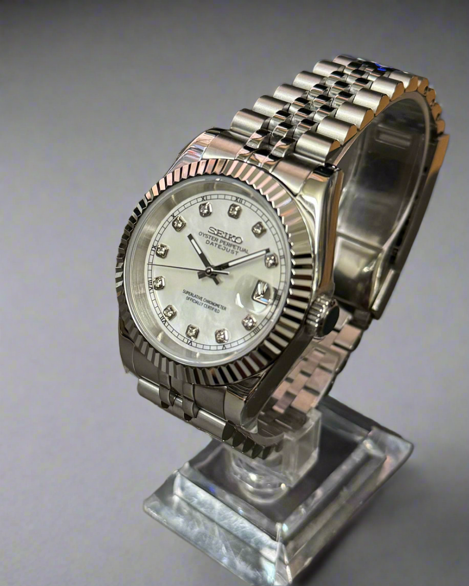 Seiko Mod Seikojust Cadran Alb din Sidef cu Diamante Automat | Safir | Bezel Cannelat Jubilee | NH35