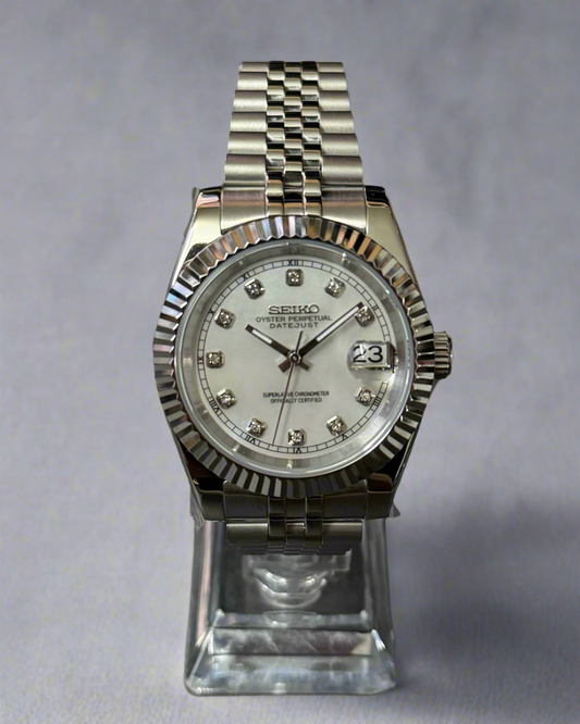 Seiko Mod Seikojust Cadran Alb din Sidef cu Diamante Automat | Safir | Bezel Cannelat Jubilee | NH35